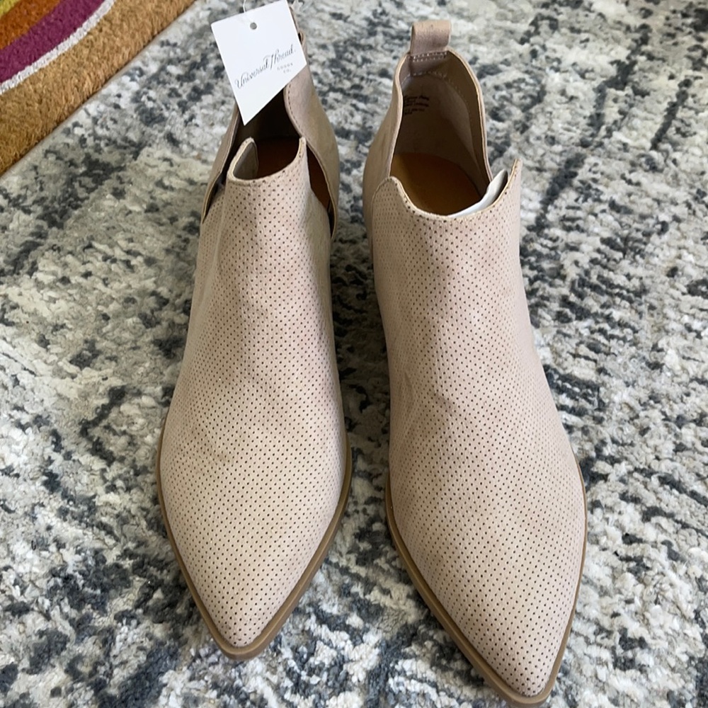 Universal thread booties new